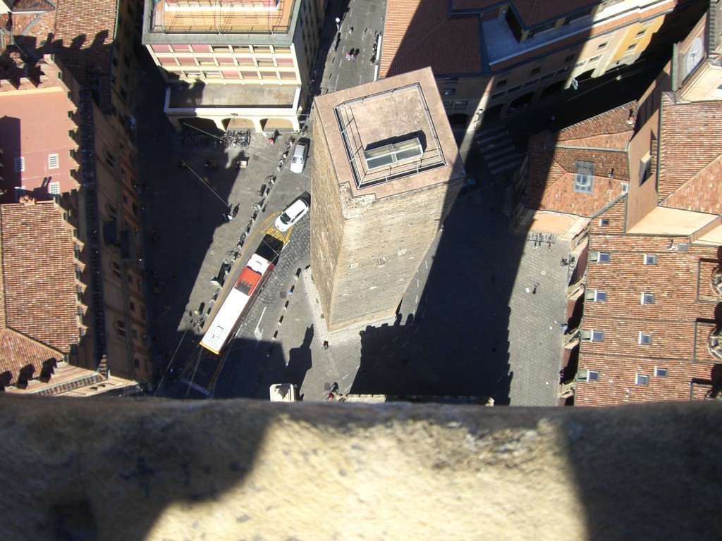 Bologna アシネッリの塔から見下ろしたガリゼンダの塔