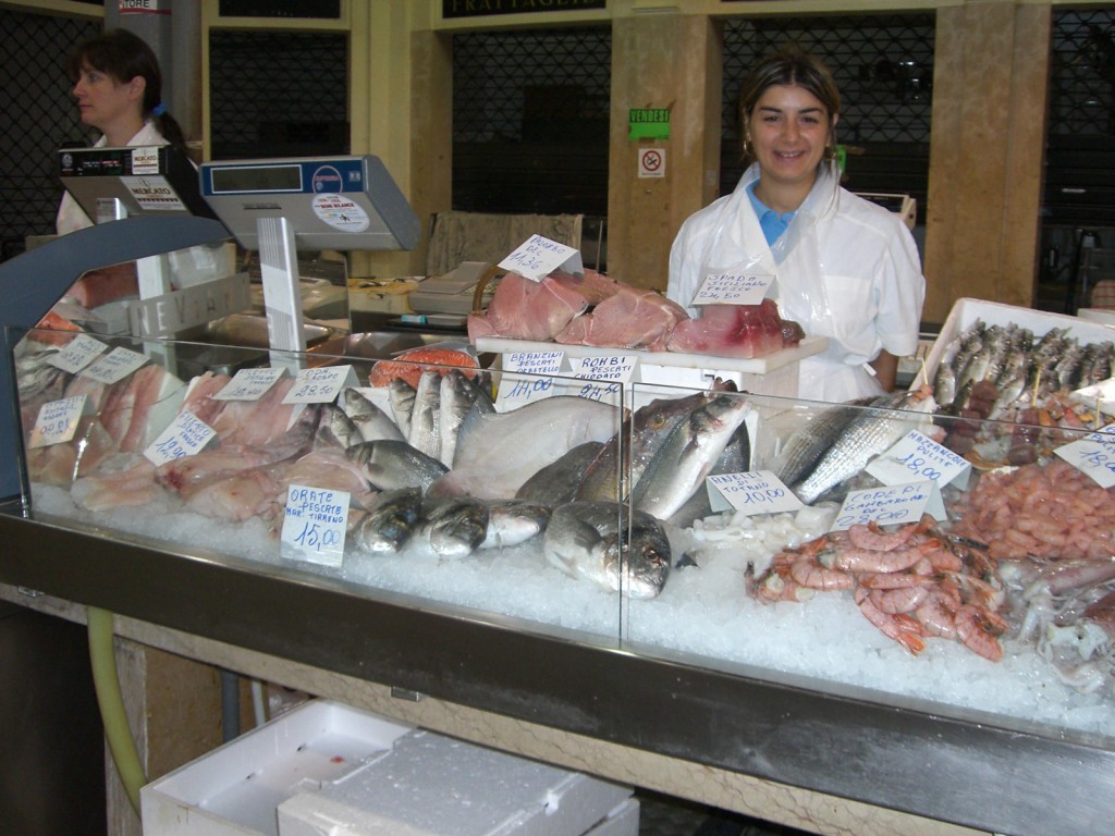 Modena メルカートの魚屋さん