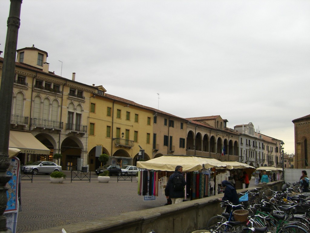 Padova サンタントニオ聖堂左の建物群
