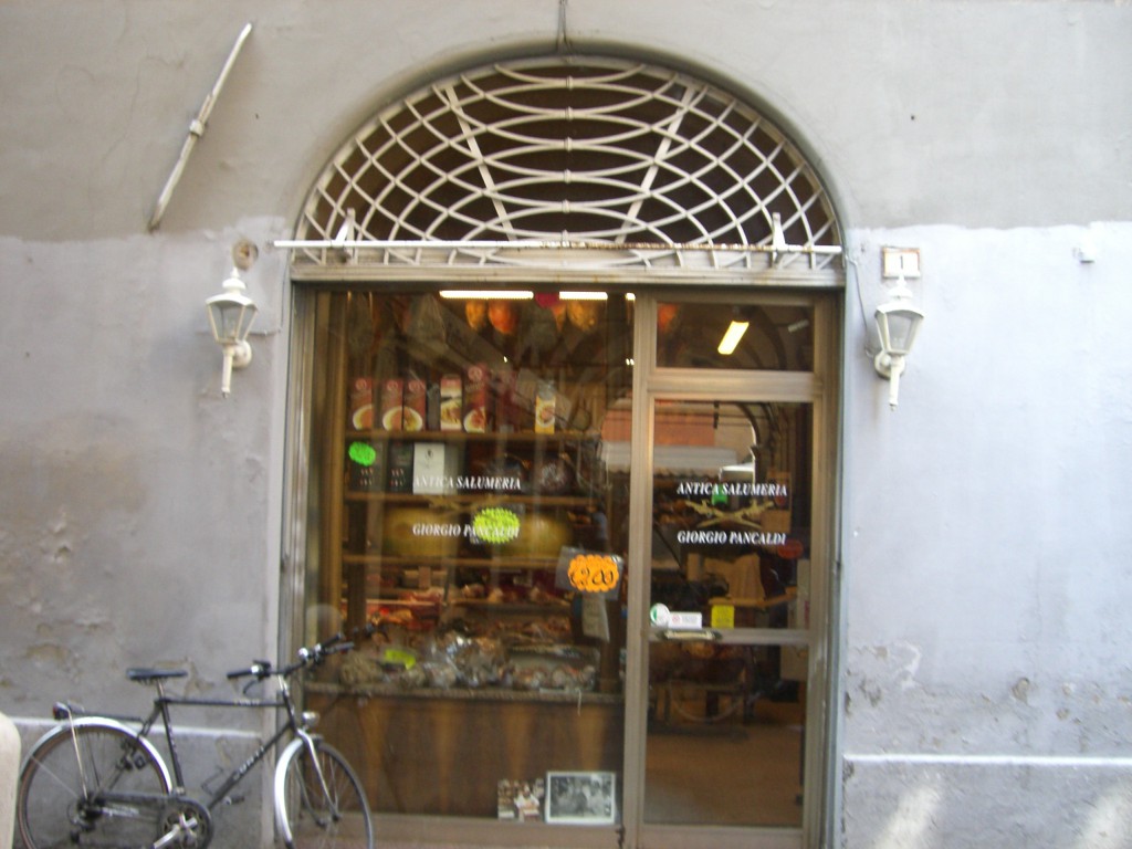 ReggioEmilia チーズとサラミの店