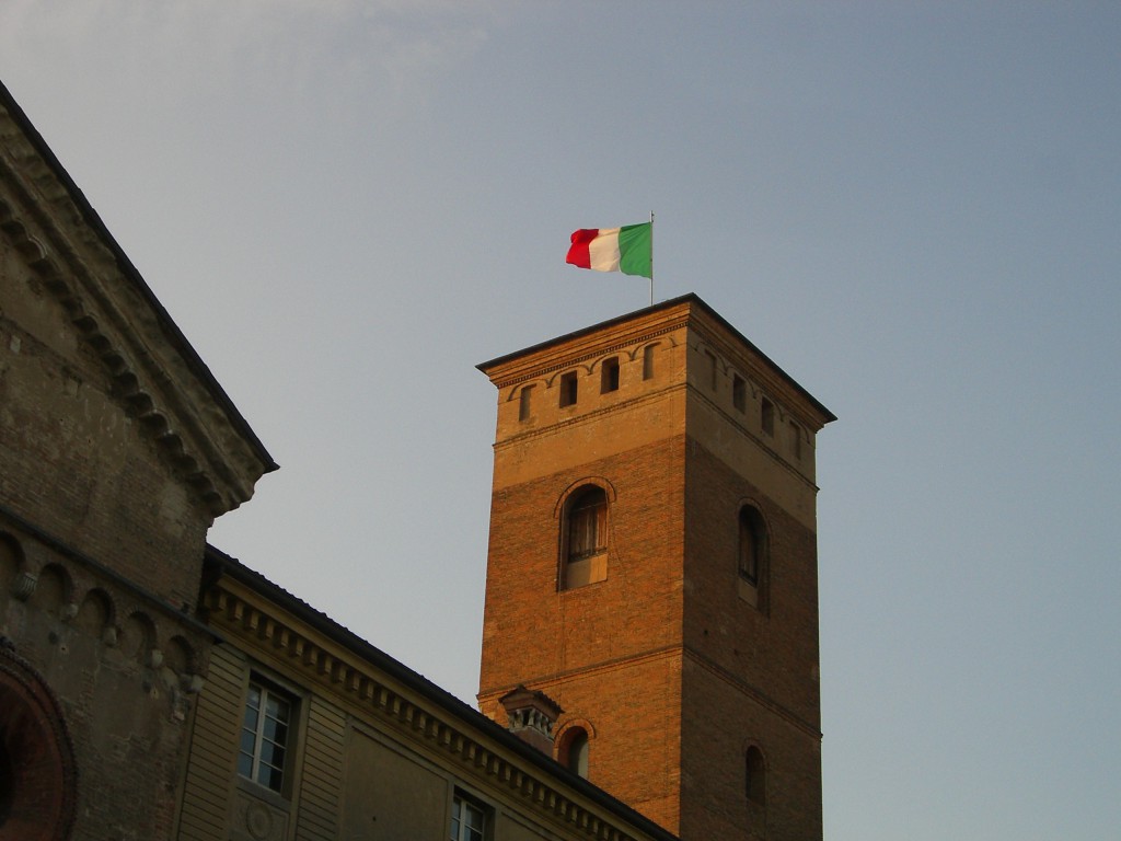 ReggioEmilia ドゥオモ鐘楼に翻る三色旗