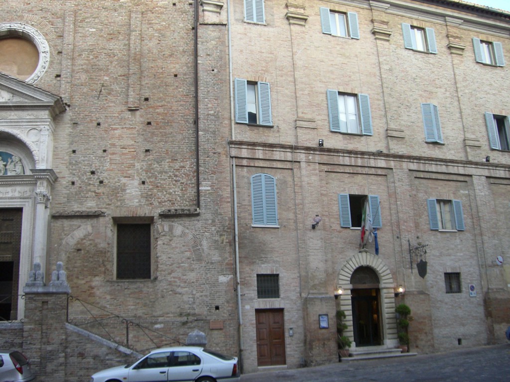 Urbino サン・ドメニコホテル玄関