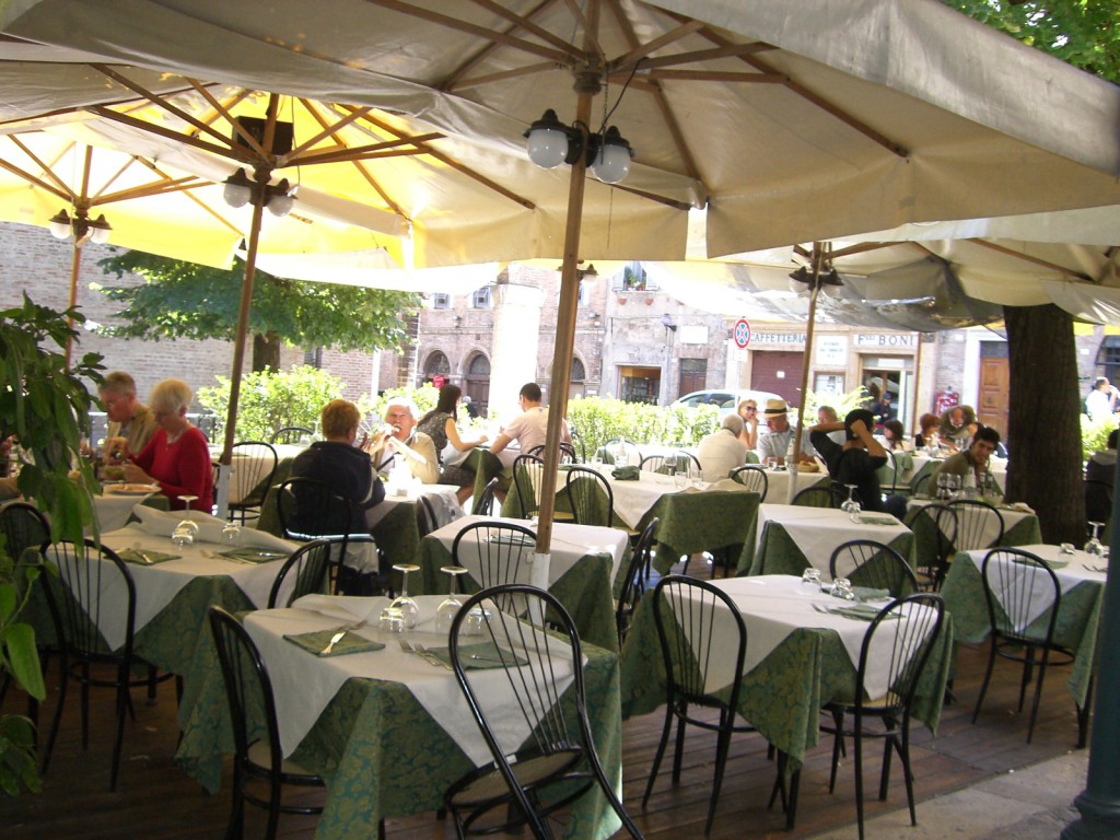 Urbino サン・フランチェスコ広場のカフェ