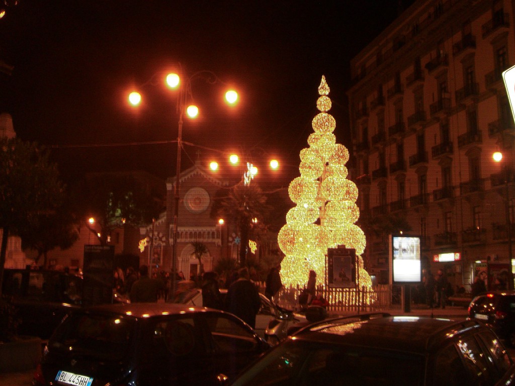 Salerno 駅前のクリスマスツリー